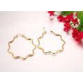 Trendy Natural Gold Flower Earrings para niñas pequeñas